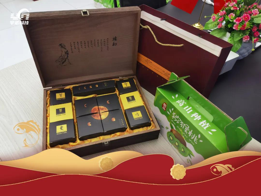 每逢佳節情意濃，月盼團圓映人間